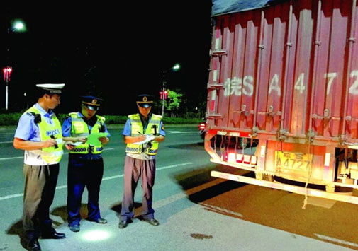 查辦超限車輛現(xiàn)場(chǎng)