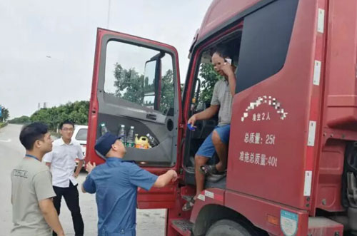 圖為交警正在攔?？梢绍囕v